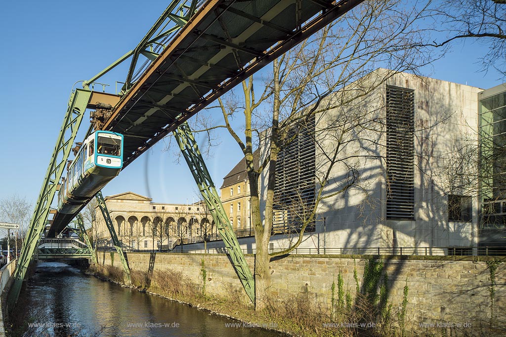 Wuppertal-Elberfeld, Schwebebahn am Hartmannufer mit Justizzentrum, rechts der moderne Anbau des Amtsgerichtsgebaeudes des Architekturbueros HPP; Wuppertal-Elberfeld, elevated railway at "Hartmannufer". 