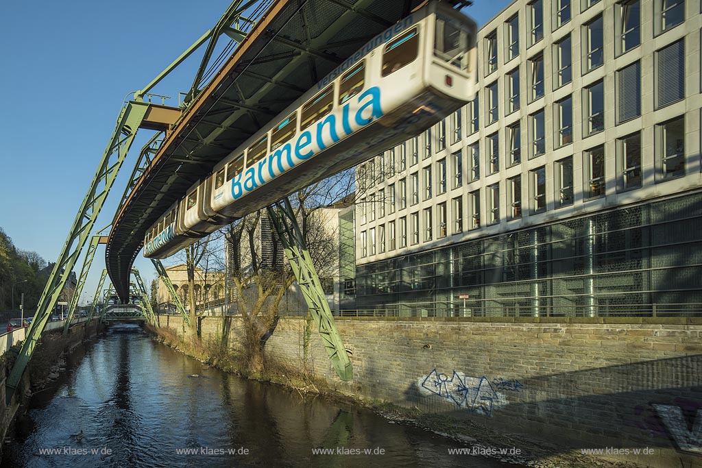 Wuppertal-Elberfeld, Schwebebahn am Hartmannufer mit Justizzentrum, rechts der moderne Anbau des Amtsgerichtsgebaeudes des Architekturbueros HPP; Wuppertal-Elberfeld, elevated railway at "Hartmannufer". 