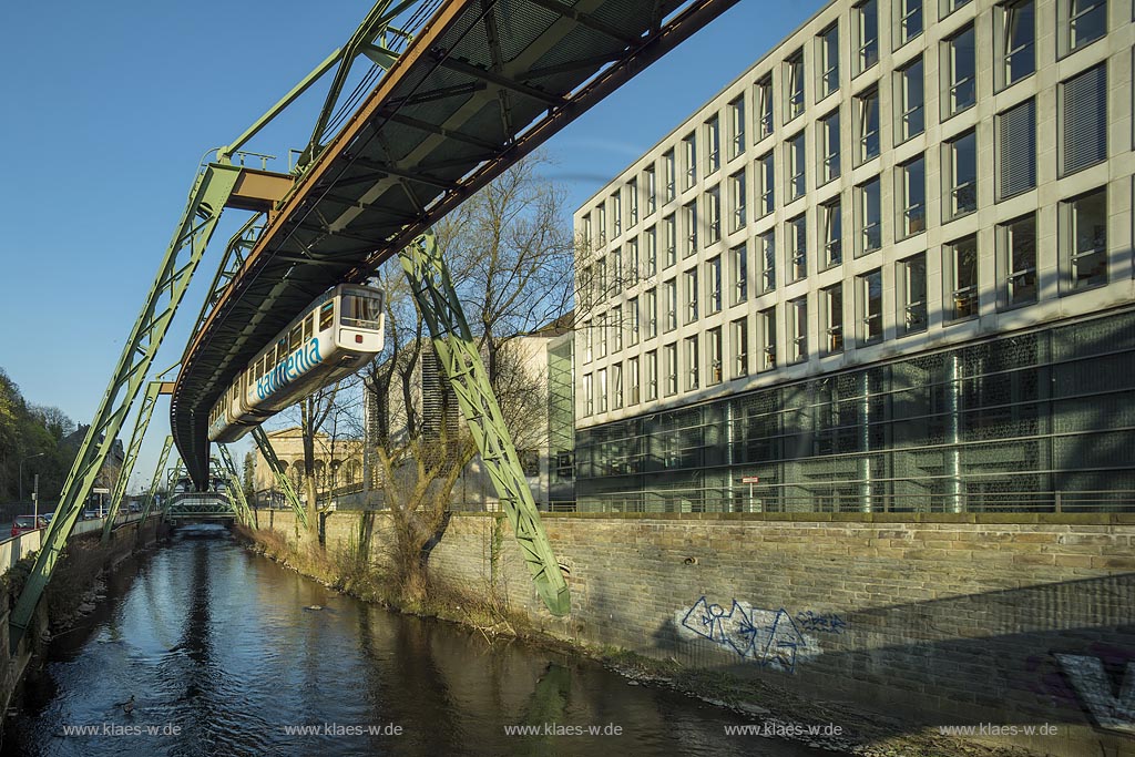 Wuppertal-Elberfeld, Schwebebahn am Hartmannufer mit Justizzentrum, rechts der moderne Anbau des Amtsgerichtsgebaeudes des Architekturbueros HPP; Wuppertal-Elberfeld, elevated railway at "Hartmannufer". 