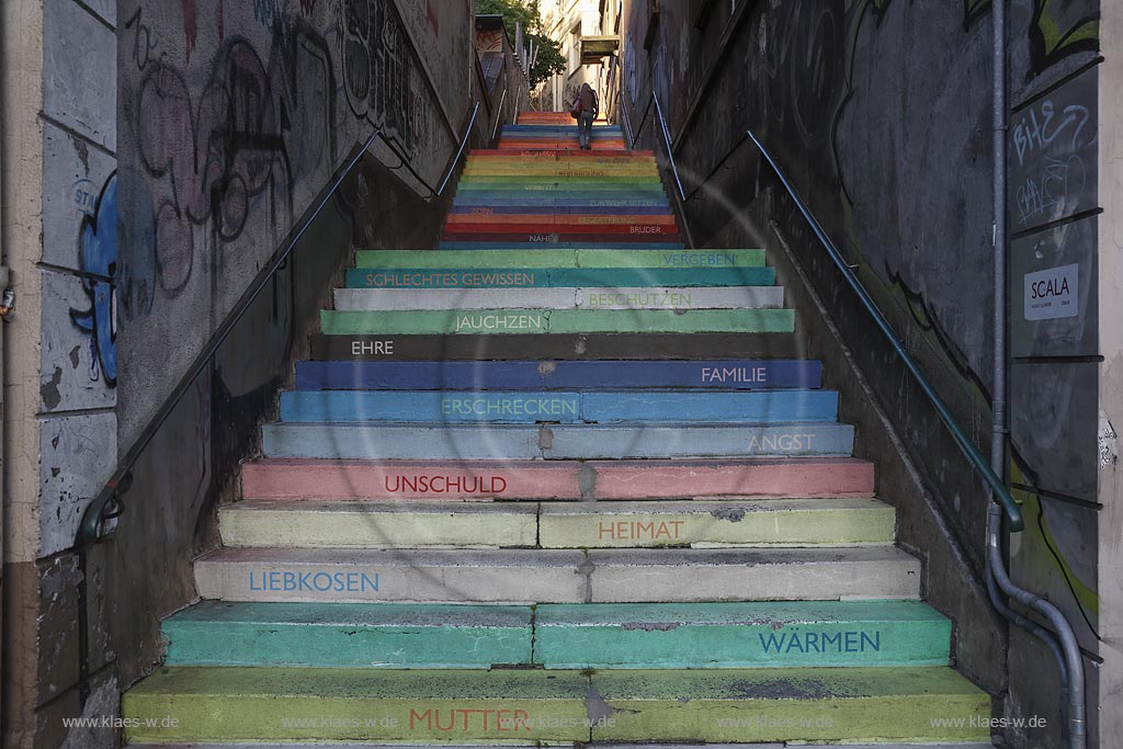 Wuppertal Elberfeld, "Holsteiner Treppe", seit 2006 auch "Scala" genannt. Ueber 112 Stufen fuehrt die "Holsteiner Treppe" seit 1990 von der Uellendahler Strasse hoch zum Engelnberg. 2006 wurde sie von "Horst Glaesker" kuenstlerisch verziert; Wuppertal Elberfeld, stairs.