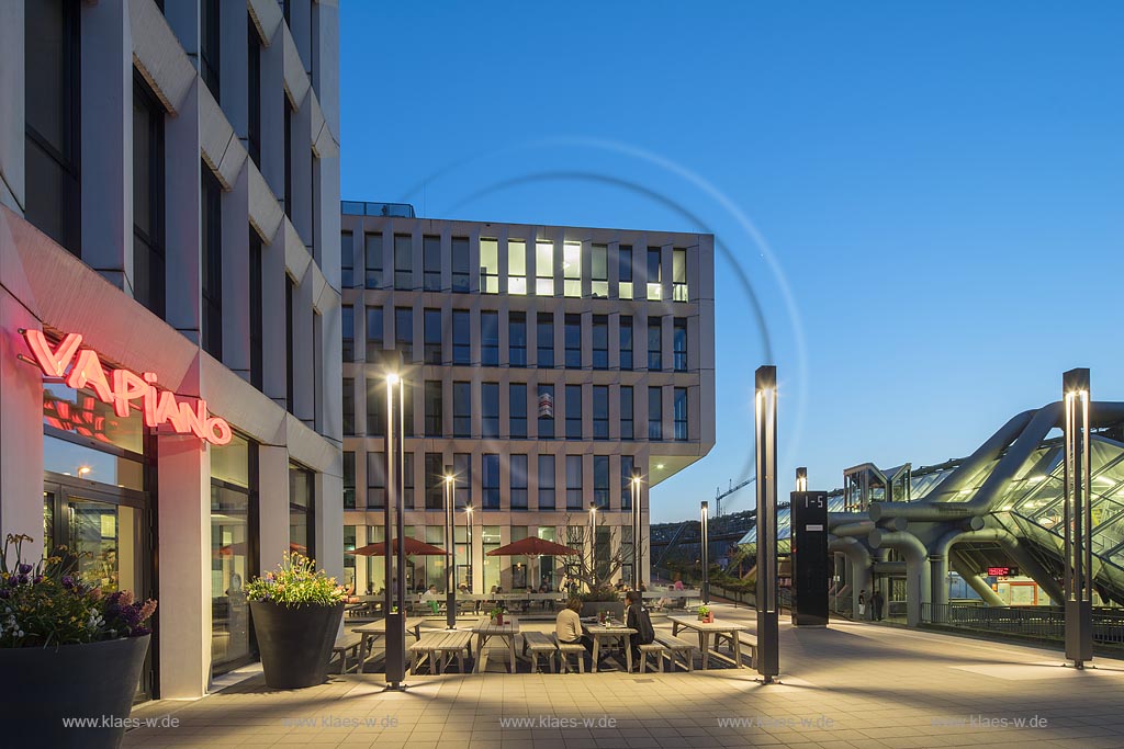 Wuppertal-Elberfeld, die modernen HPP Buero- und Geschaeftshaeuser an der Schwebebahnstation Ohligsmuehle zur Blauen Stunde; Wuppertal-Elerfeld modern buildings of HPP office- and business houses at elevated railway station Ohligsmuehle during blue hour. 