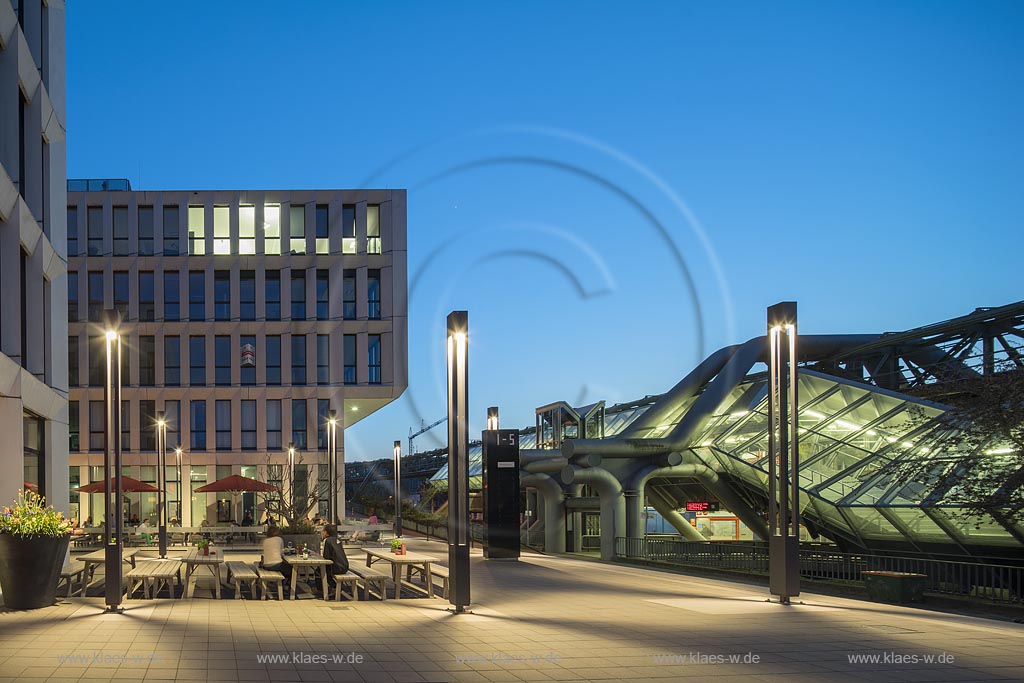 Wuppertal-Elberfeld, die modernen HPP Buero- und Geschaeftshaeuser an der Schwebebahnstation Ohligsmuehle zur Blauen Stunde; Wuppertal-Elerfeld modern buildings of HPP office- and business houses at elevated railway station Ohligsmuehle during blue hour. 