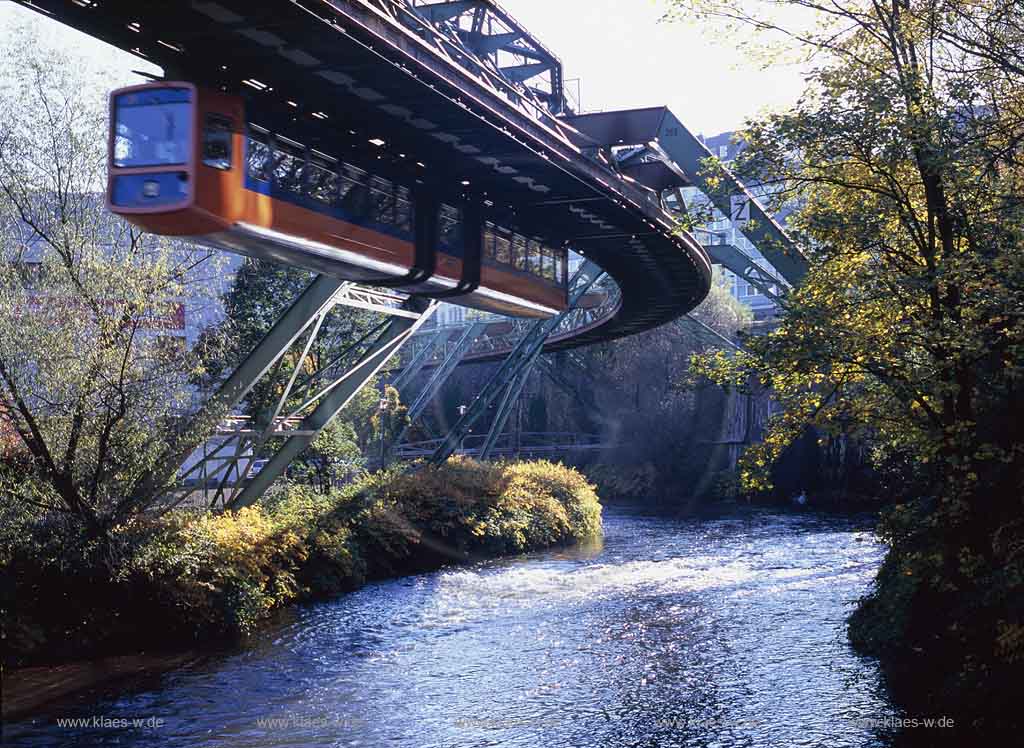 Elberfeld, Wuppertal, Kluse, Regierungsbezirk Dsseldorf, Duesseldorf, Blick auf Schwebebahn ber, ueber Wupper