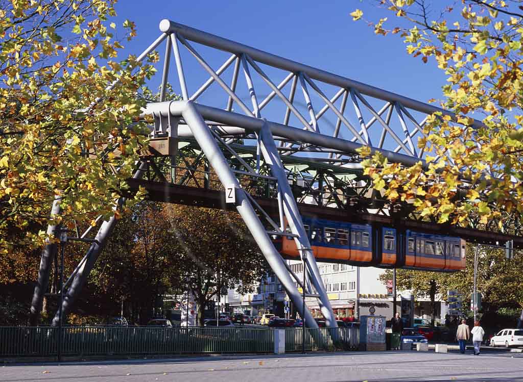 Elberfeld, Wuppertal, Kluse, Regierungsbezirk Dsseldorf, Duesseldorf, Blick auf Schwebebahn in Herbststimmung