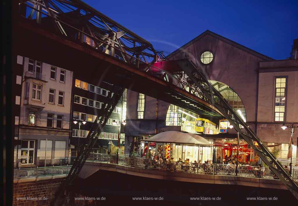 Elberfeld, Wuppertal, Blick auf Schwebebahn im Koebo, Kbo Haus mit Aussengastronomie am Abend