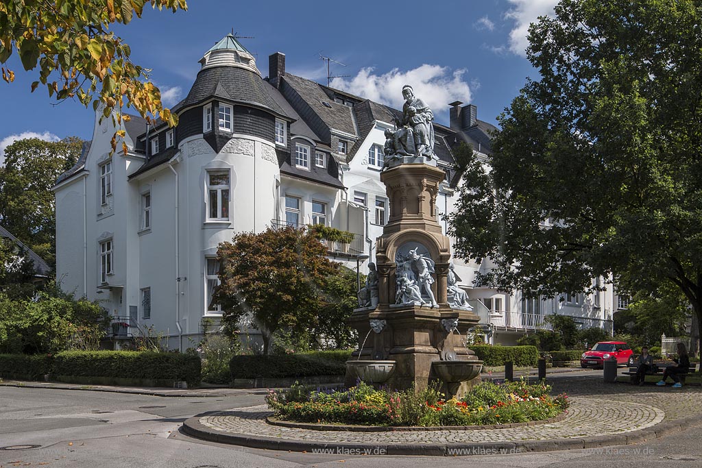 Wuppertal Elberfeld, Maerchenbrunnen im Zooviertel. Seit 1897 steht der Brunnen in dem Villenviertel, er zeigt vier Maerchen der "Brueder Grimm", "Aschenputtel, "Dornroeschen", "Rotkaeppchen" und "Schneewittchen". Der Brunnen wurde der Stadt vom ehemaligen Regierungsbaumeister "Rudolf Hermanns" geschenkt. Der Bildhauer "Wilhelm Albermann" arbeitete die Figurengruppe aus; Wuppertal Elberfeld, fountain with figures from the "Brothers Grimm".