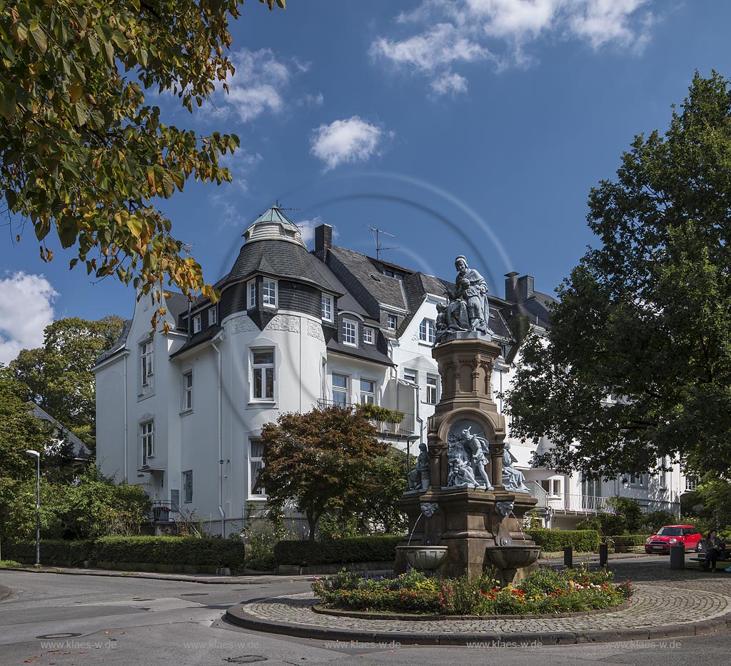 Wuppertal Elberfeld, Maerchenbrunnen im Zooviertel. Seit 1897 steht der Brunnen in dem Villenviertel, er zeigt vier Maerchen der "Brueder Grimm", "Aschenputtel, "Dornroeschen", "Rotkaeppchen" und "Schneewittchen". Der Brunnen wurde der Stadt vom ehemaligen Regierungsbaumeister "Rudolf Hermanns" geschenkt. Der Bildhauer "Wilhelm Albermann" arbeitete die Figurengruppe aus; Wuppertal Elberfeld, fountain with figures from the "Brothers Grimm".