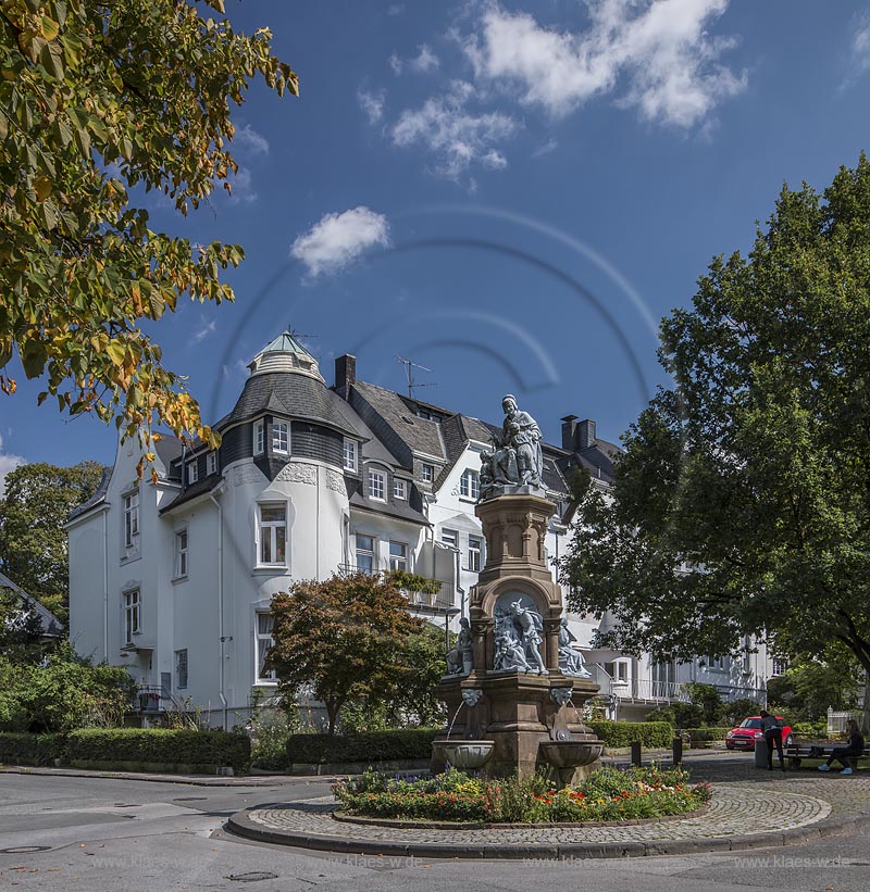 Wuppertal Elberfeld, Maerchenbrunnen im Zooviertel. Seit 1897 steht der Brunnen in dem Villenviertel, er zeigt vier Maerchen der "Brueder Grimm", "Aschenputtel, "Dornroeschen", "Rotkaeppchen" und "Schneewittchen". Der Brunnen wurde der Stadt vom ehemaligen Regierungsbaumeister "Rudolf Hermanns" geschenkt. Der Bildhauer "Wilhelm Albermann" arbeitete die Figurengruppe aus; Wuppertal Elberfeld, fountain with figures from the "Brothers Grimm".