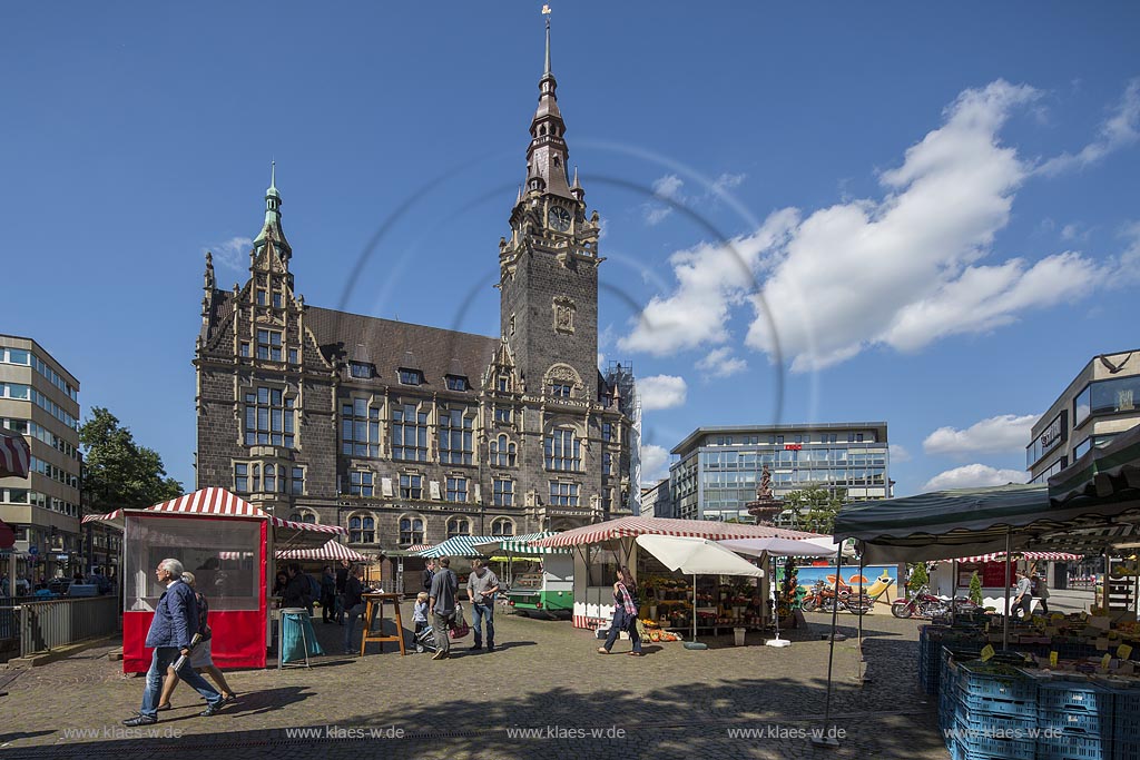 Wuppertal Elberfeld, Elberfelder Markt mit dem Verwaltungsgebaeude. Das im Jahre 1900 eingeweihte, ehemalige Rathaus, ist im Stil der Neugotik gebaut. Wuppertal Elberfeld, market with administrative building.