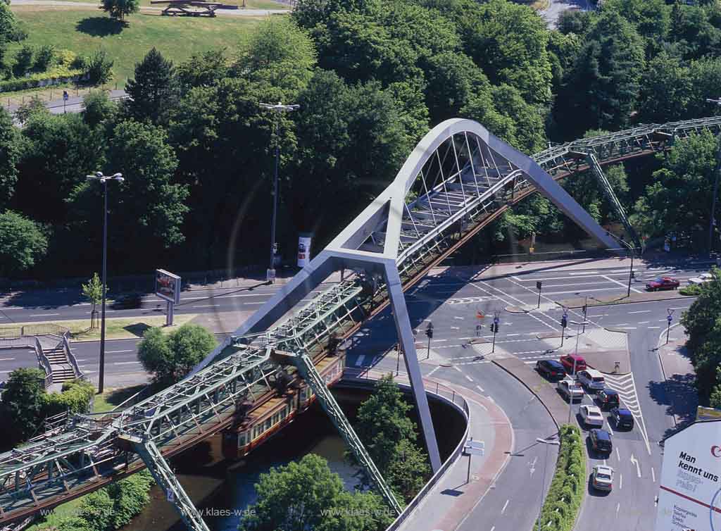 Elberfeld, Wuppertal, Ohligsmhle, Ohligsmuehle, Regierungsbezirk Dsseldorf, Duesseldorf, Blick auf Kaiserwagen, Schwebebahn ber, ueber Strassenkreuzung und Wupper