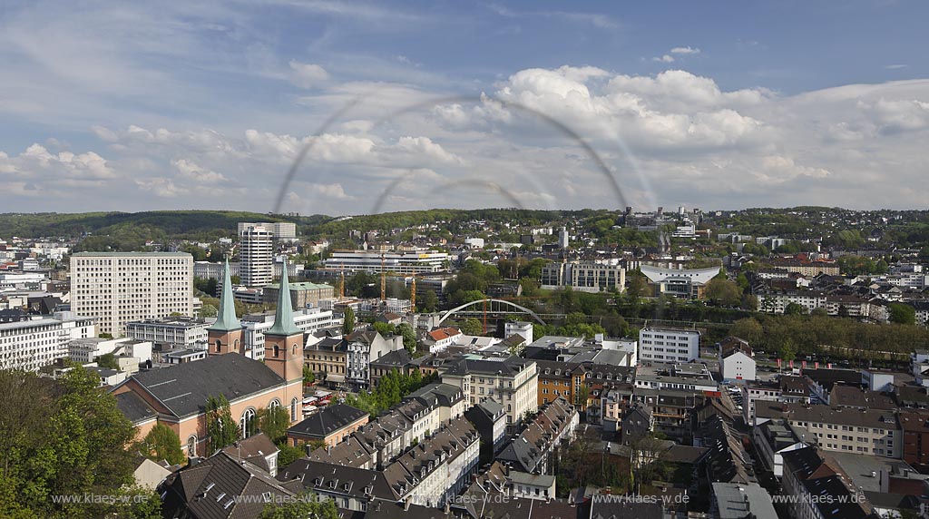 Wuppertal Elberfeld, Blick vom Oelberg auf die Suedstadt mit Luisenviertel, Luisenkirche, Schwebebahn, Stadtbad, auch Schwimmoper genannt, Golden Tulip Wuppertal City, Stadthalle, St.Suitbertus Kirche; Universitaet; Wuppertal Elberfeld, view to the south of the city.