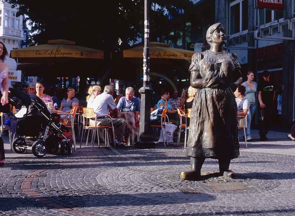 Elberfeld, Wuppertal, Poststrasse, Regierungsbezirk Dsseldorf, Duesseldorf, Blick auf Denkmal Minna Knallenfalls mit Biergarten, Biergartenbesuchern im Hintergrund