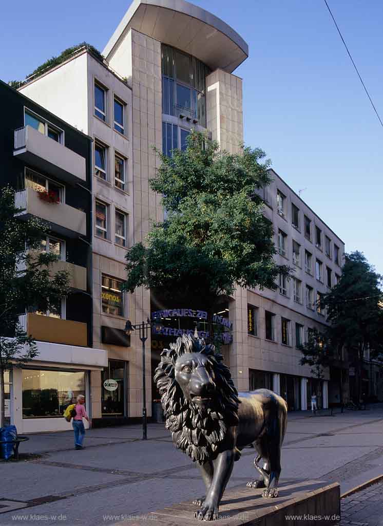 Elberfeld, Wuppertal, Regierungsbezirk Dsseldorf, Duesseldorf, Blick auf Denkmal Stadtloewe, Stadtlwe vor Einkaufszentrum Rathaus Galerie