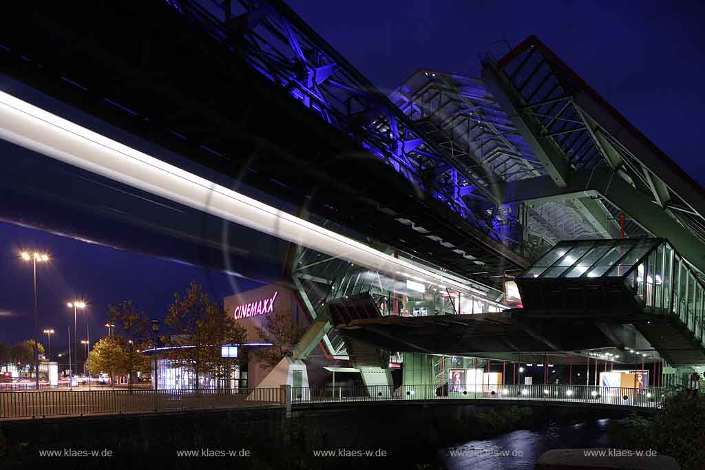 Wuppertal, Elberfeld, Schwebebahn Station Kluse, Schwebenbahnbahnhof bei Nach tbeleuchtet  mit Lichtwelle, Lichtinstallation durch fahrende Schwebebahn mit Cinemaxx Kino im Hintergrund