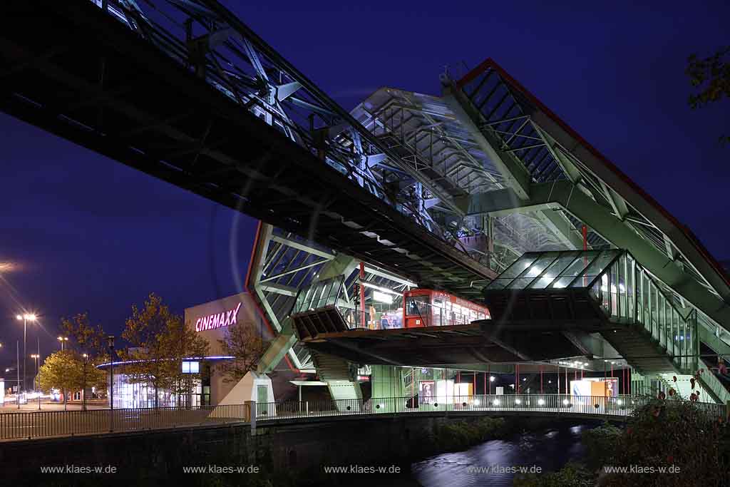 Wuppertal, Elberfeld, Schwebebahn Station Kluse, Schwebenbahnbahnhof bei Nach tbeleuchtet  mit Lichtwelle, Lichtinstallation durch fahrende Schwebebahn mit Cinemaxx Kino im Hintergrund