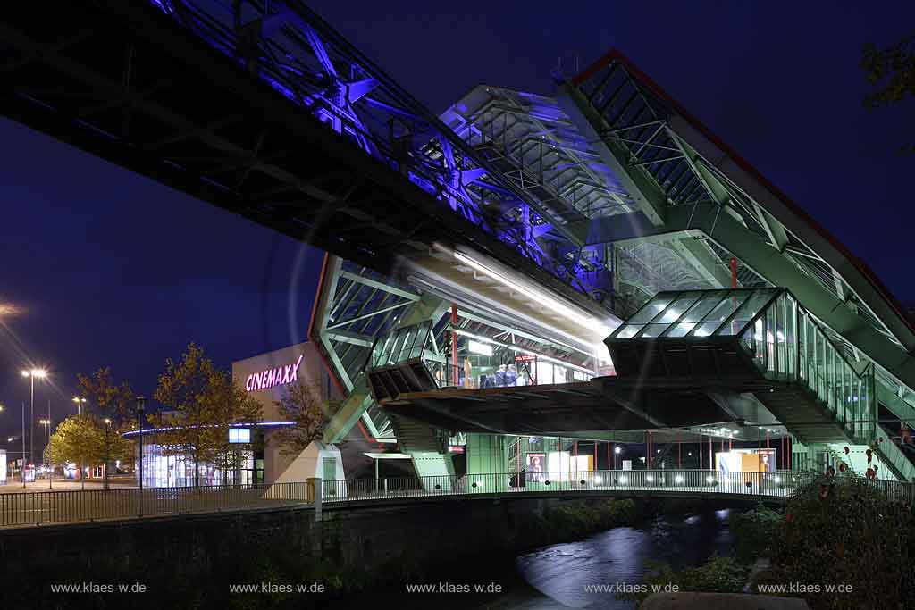 Wuppertal, Elberfeld, Schwebebahn Station Kluse, Schwebenbahnbahnhof bei Nach tbeleuchtet  mit Lichtwelle, Lichtinstallation durch fahrende Schwebebahn mit Cinemaxx Kino im Hintergrund