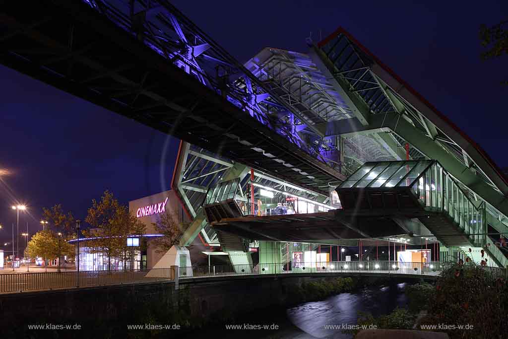 Wuppertal, Elberfeld, Schwebebahn Station Kluse, Schwebenbahnbahnhof bei Nach tbeleuchtet  mit Lichtwelle, Lichtinstallation durch fahrende Schwebebahn mit Cinemaxx Kino im Hintergrund