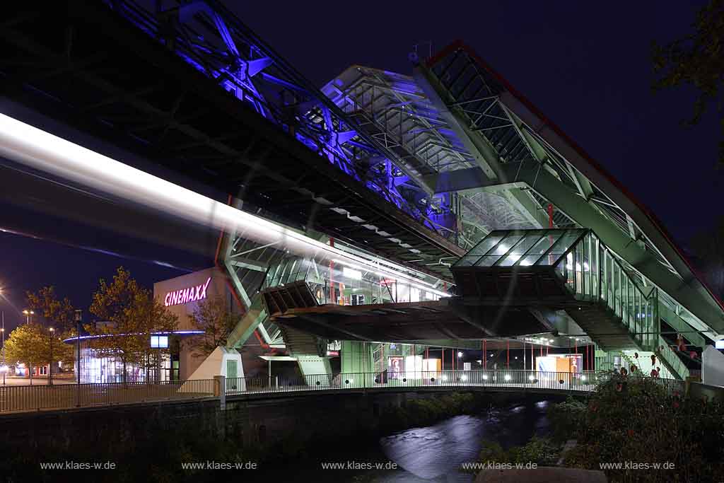 Wuppertal, Elberfeld, Schwebebahn Station Kluse, Schwebenbahnbahnhof bei Nach tbeleuchtet  mit Lichtwelle, Lichtinstallation durch fahrende Schwebebahn mit Cinemaxx Kino im Hintergrund