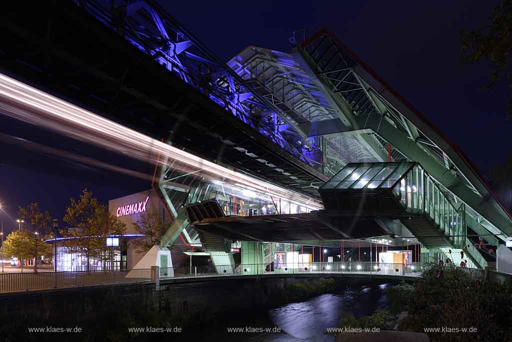 Wuppertal, Elberfeld, Schwebebahn Station Kluse, Schwebenbahnbahnhof bei Nach tbeleuchtet  mit Lichtwelle, Lichtinstallation durch fahrende Schwebebahn mit Cinemaxx Kino im Hintergrund