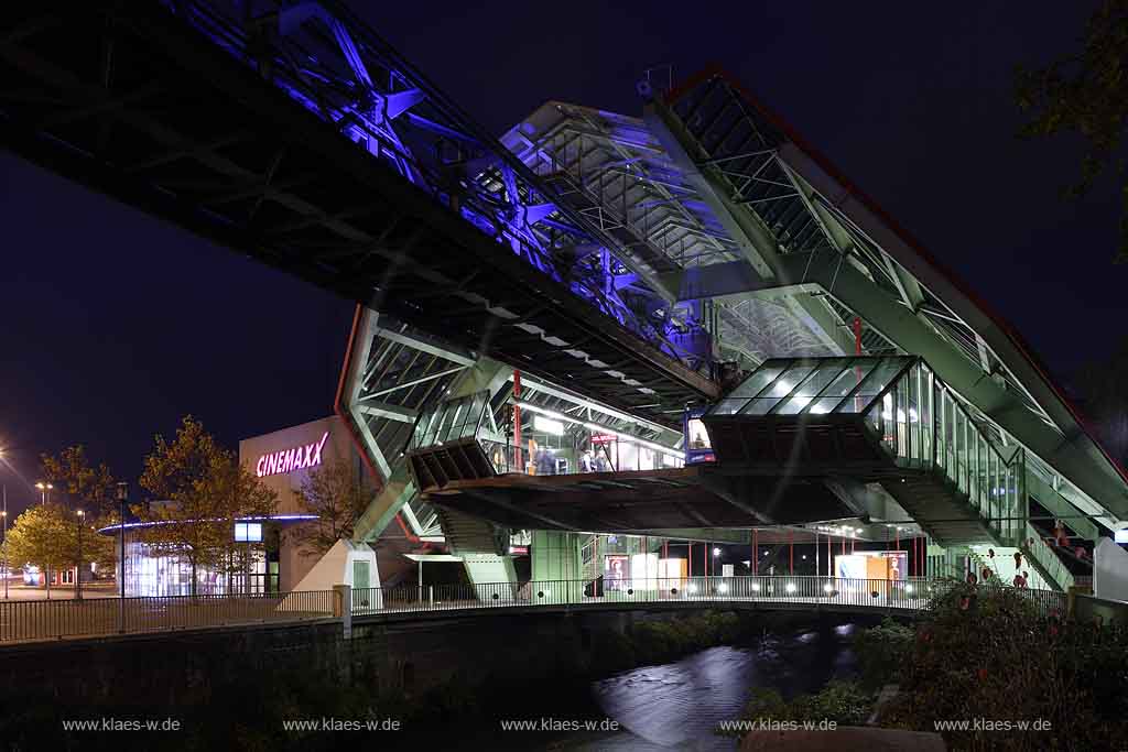 Wuppertal, Elberfeld, Schwebebahn Station Kluse, Schwebenbahnbahnhof bei Nach tbeleuchtet  mit Lichtwelle, Lichtinstallation durch fahrende Schwebebahn mit Cinemaxx Kino im Hintergrund