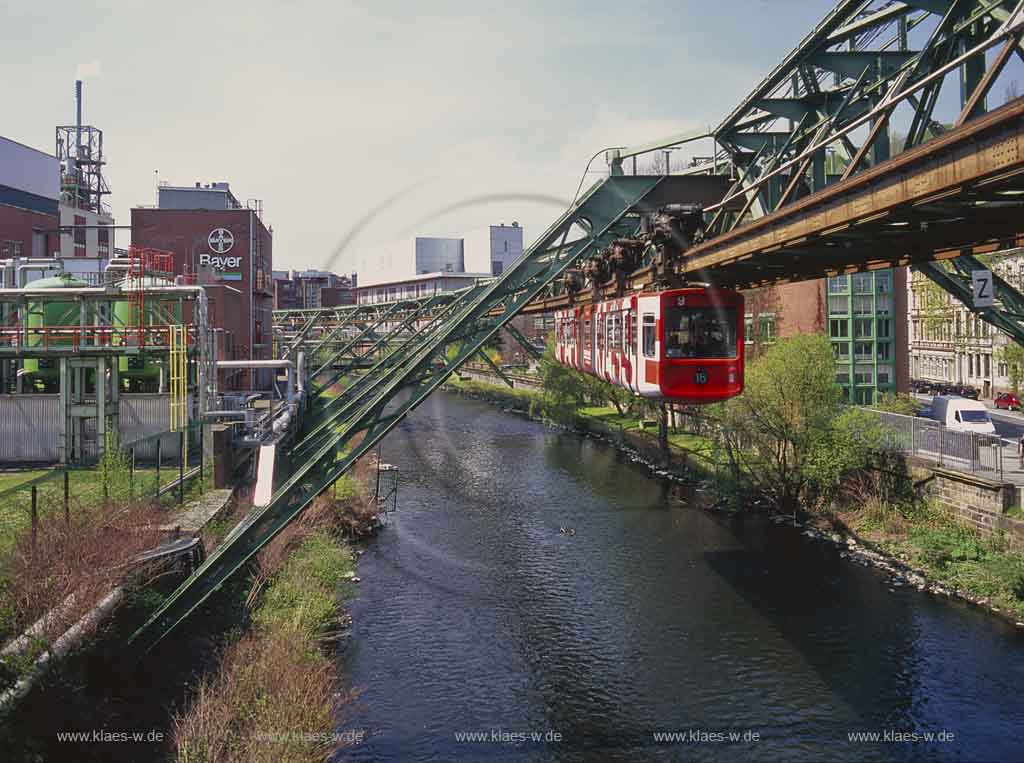 Elberfeld, Wuppertal, Regierungsbezirk Dsseldorf, Duesseldorf, Blick auf Schwebebahn ber, ueber Wupper am Beyer Werk, Beyerwerk