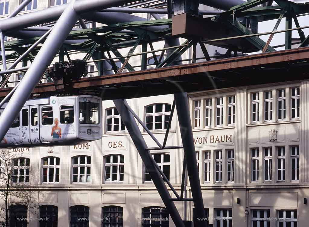 Elberfeld, Wuppertal, Regierungsbezirk Dsseldorf, Duesseldorf, Blick auf fahrende Schwebebahn vor Gebaeude, Gebude von Baum