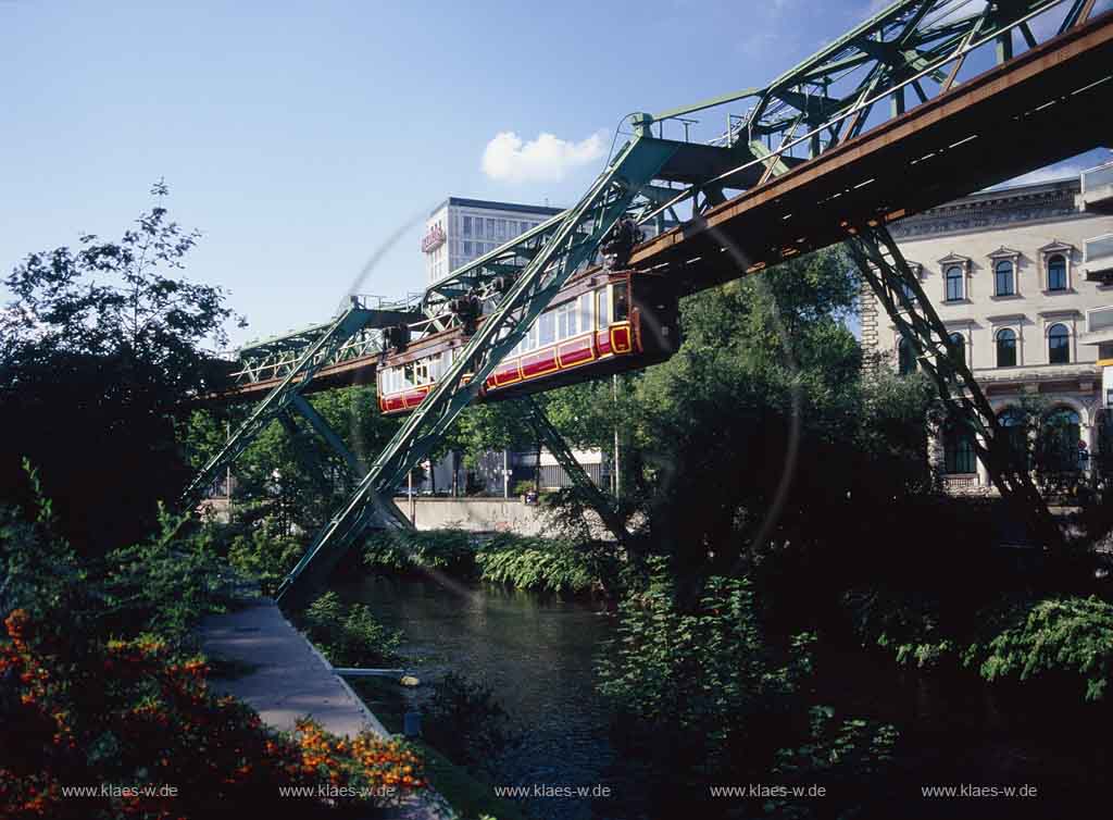 Elberfeld, Wuppertal, Regierungsbezirk Dsseldorf, Duesseldorf, Blick auf Schwebebahn, Kaiserwagen ber, ueber Wupper