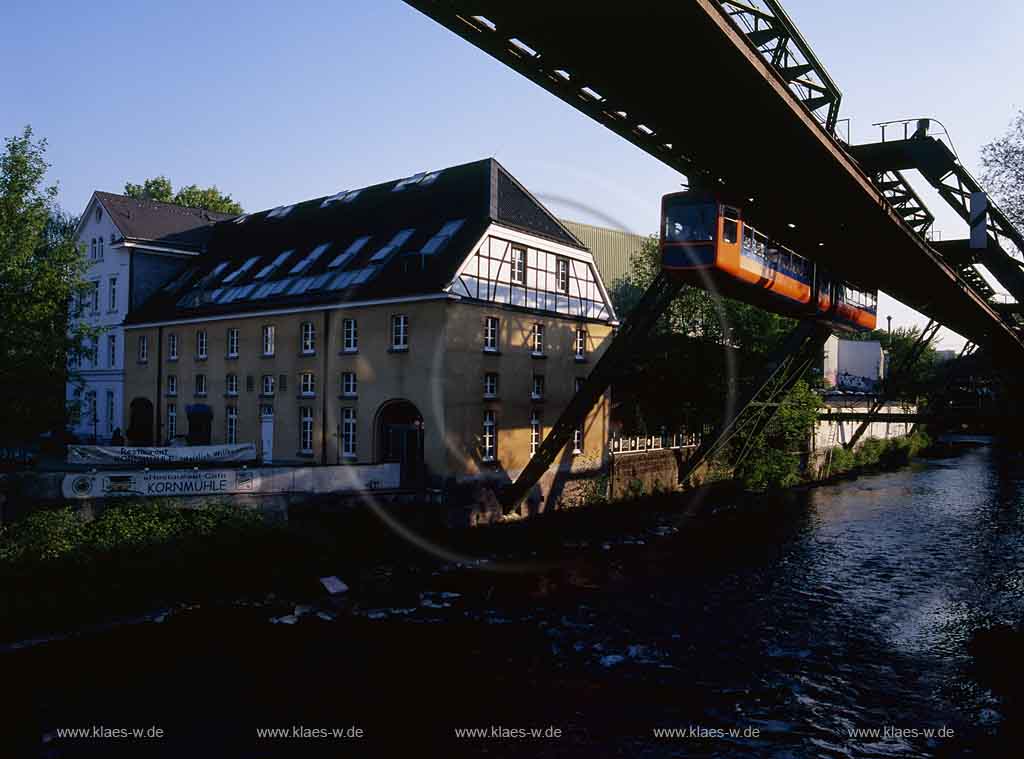 Elberfeld, Wuppertal, Regierungsbezirk Dsseldorf, Duesseldorf, Blick auf Schwebebahn ber, ueber Wupper bei der Konmhle, Kornmuehle