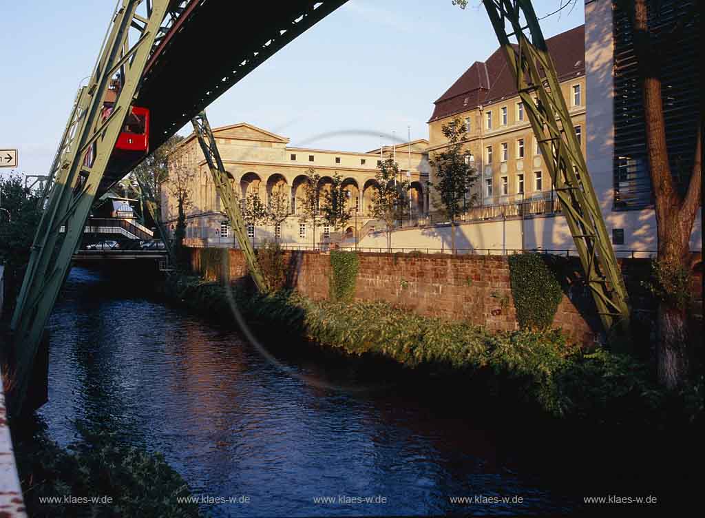 Elberfeld, Wuppertal, Regierungsbezirk Dsseldorf, Duesseldorf, Blick auf Schwebebahn ber, ueber Wupper neben Landgericht