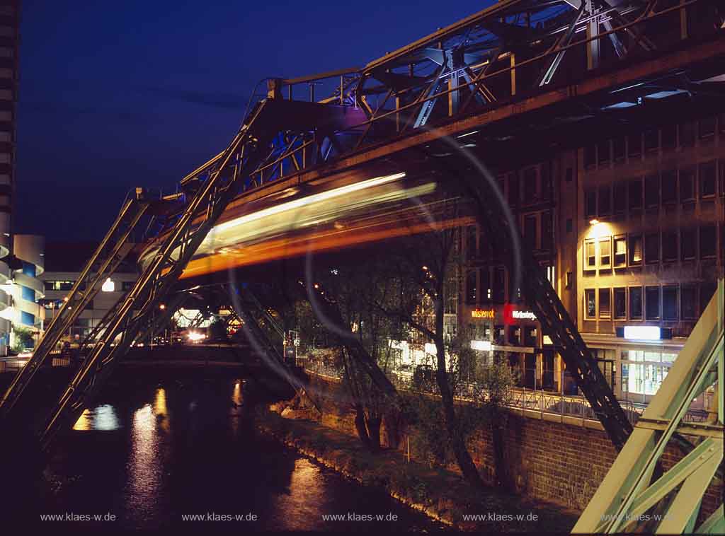 Elberfeld, Wuppertal, Regierungsbezirk Dsseldorf, Duesseldorf, Blick auf Lichtwelle von Schwebebahn bei Nacht ueber, ber Wupper