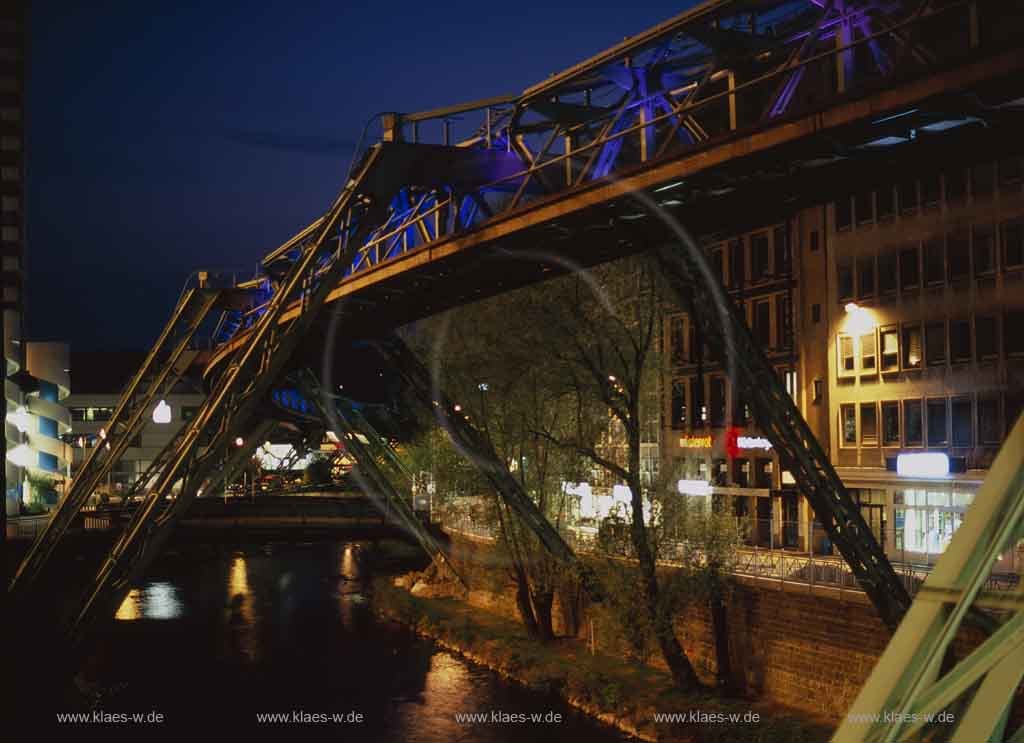 Elberfeld, Wuppertal, Regierungsbezirk Dsseldorf, Duesseldorf, Blick auf Lichtwelle von Schwebebahn bei Nacht ueber, ber Wupper