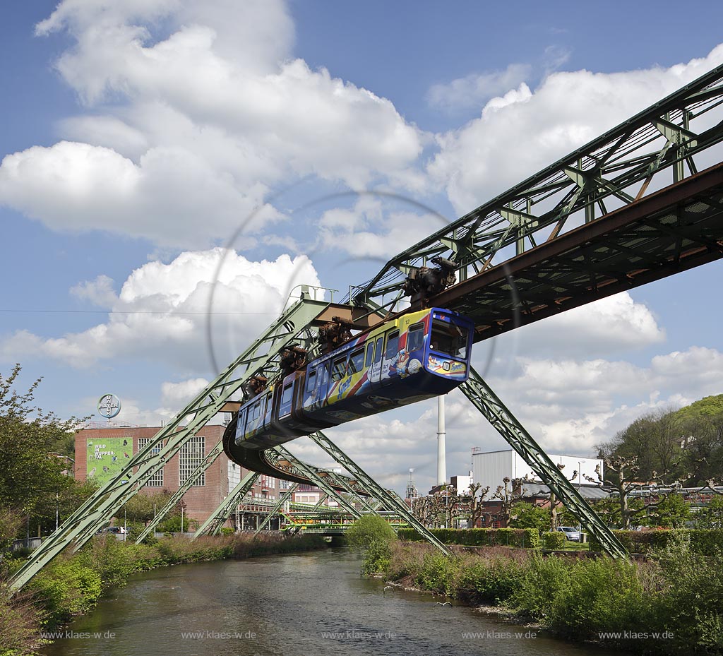 Wuppertal Elberfeld, Schwebebahn mit Wupper und Bayer Werk im Hintergrund; Wuppertal Elberfeld, cable railway and river Wupper and Bayer Werk in the background.