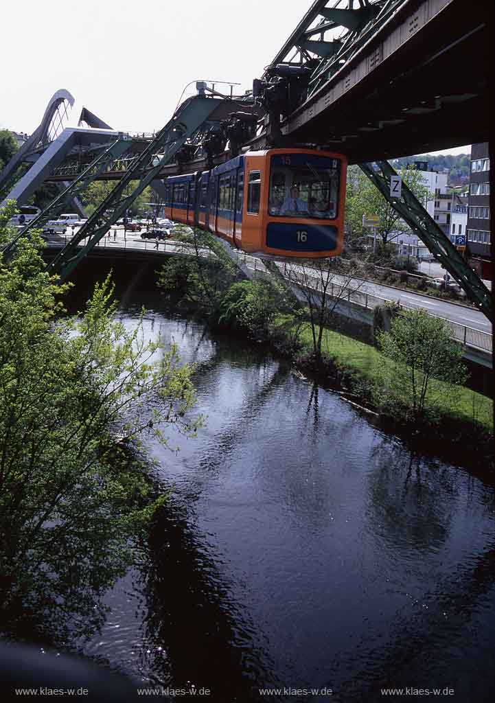 Elberfeld, Wuppertal, Regierungsbezirk Dsseldorf, Duesseldorf, Blick auf Schwebebahn ber, ueber Wupper bei Ohligsmhle, Ohligsmuehle