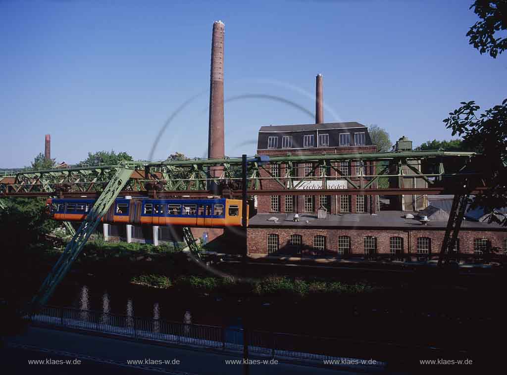 Elberfeld, Wuppertal, Regierungsbezirk Dsseldorf, Duesseldorf, Blick auf Schwebebahn ueber, ber Wupper bei Sachsenroeder, Sachsenrder Werk