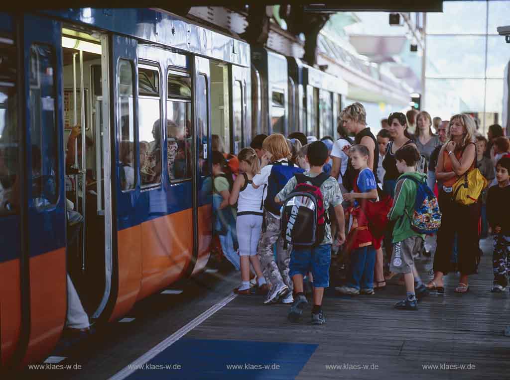 Elberfeld, Wuppertal, Regierungsbezirk Dsseldorf, Duesseldorf, Blick auf Fahrgaeste, Fahrgste beim besteigen einer Schwebebahn an Stadtion Zoo