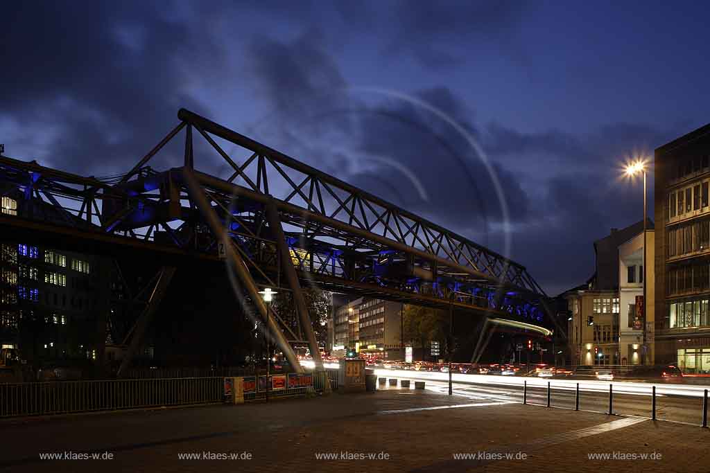 Wuppertal, Elberfeld, Schwebebahn Brcke berbau ber B7, Station Kluse, Schwebenbahn Bruecke Ueberbau ueber B7, Abendstimmung, Dmmerung, Daemmerung mit Lichtwelle, Lichtinstallation, fahrende Autos 
