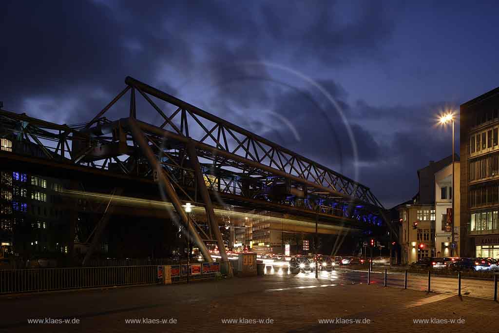 Wuppertal, Elberfeld, Schwebebahn Brcke berbau ber B7, Station Kluse, Schwebenbahn Bruecke Ueberbau ueber B7, Abendstimmung, Dmmerung, Daemmerung mit Lichtwelle, Lichtinstallation, fahrende Autos 