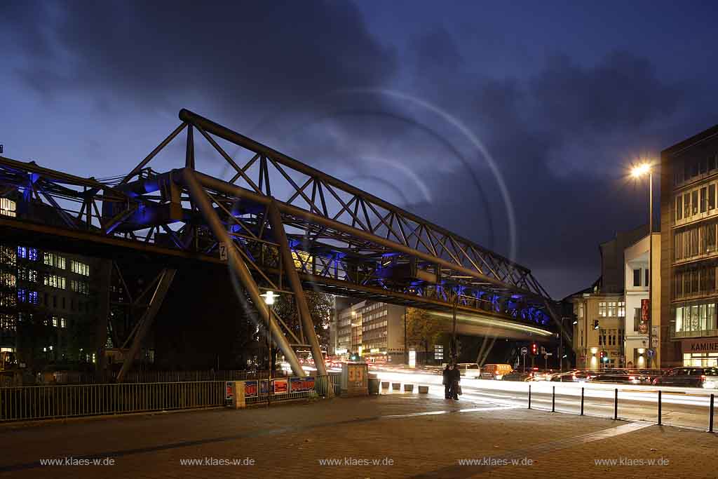 Wuppertal, Elberfeld, Schwebebahn Brcke berbau ber B7, Station Kluse, Schwebenbahn Bruecke Ueberbau ueber B7, Abendstimmung, Dmmerung, Daemmerung mit Lichtwelle, Lichtinstallation, fahrende Autos 