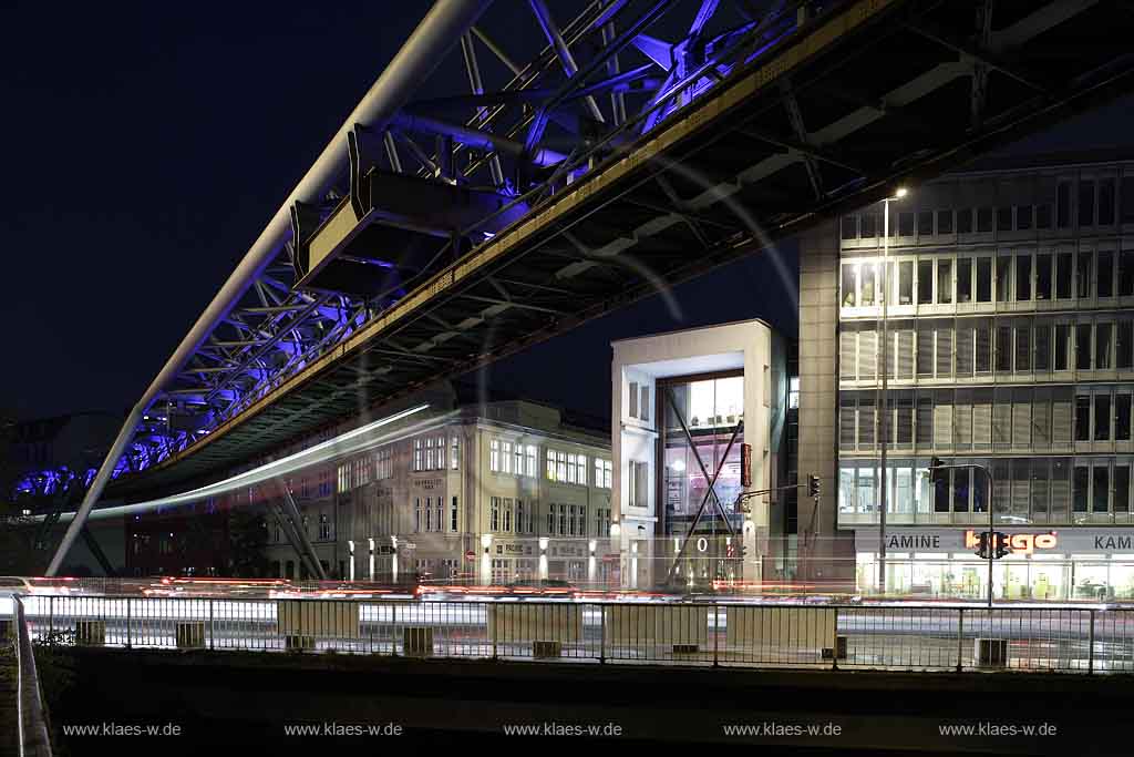 Wuppertal, Elberfeld, Schwebebahn Brcke berbau ber B7, Station Kluse, Schwebenbahn Bruecke Ueberbau ueber B7, Nacht, Lichtwelle, Lichtinstallation