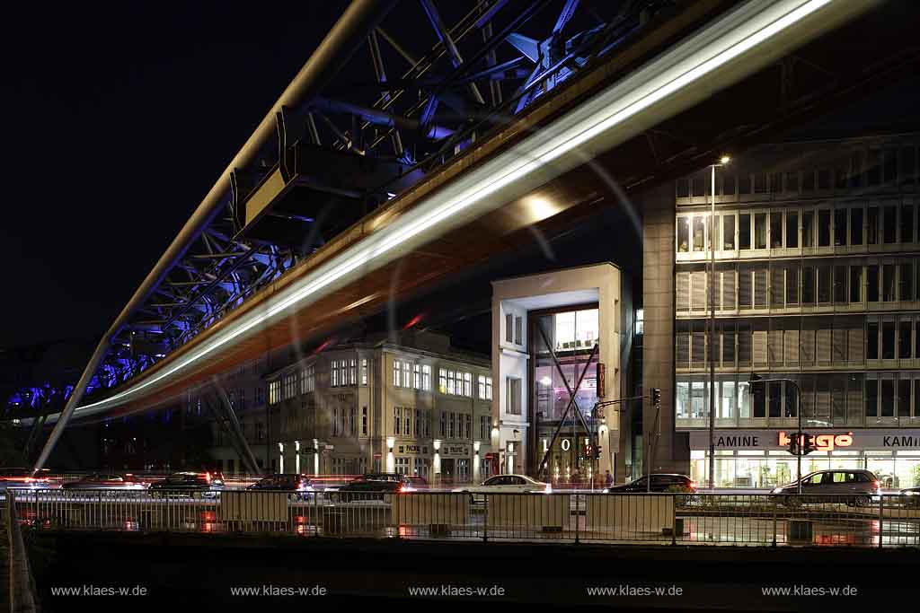 Wuppertal, Elberfeld, Schwebebahn Brcke berbau ber B7, Station Kluse, Schwebenbahn Bruecke Ueberbau ueber B7, Nacht, Lichtwelle, Lichtinstallation