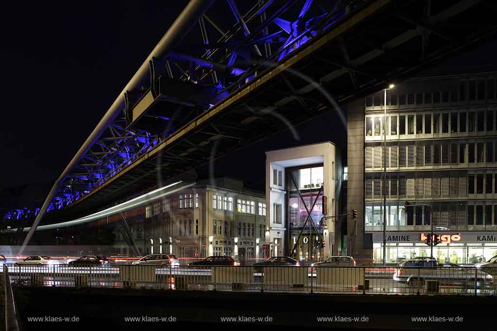 Wuppertal, Elberfeld, Schwebebahn Brcke berbau ber B7, Station Kluse, Schwebenbahn Bruecke Ueberbau ueber B7, Nacht, Lichtwelle, Lichtinstallation