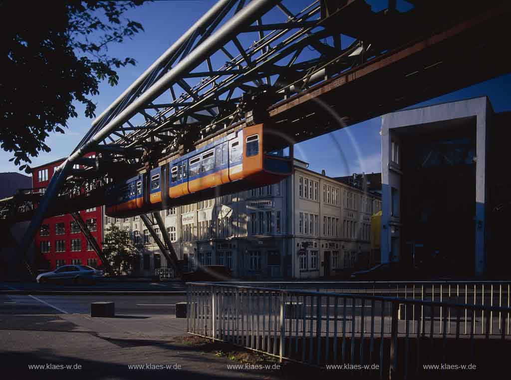 Elberfeld, Wuppertal, Regierungsbezirk Dsseldorf, Duesseldorf, Blick auf Schwebebahn im Stadtgebiet