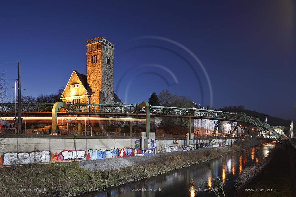 Wuppertal Elberfeld, Blick zur Sonnborner Hauptkirche, blaue Stunde, illuminiert, mit Schwebebahn, Wupperufer, Damm mit Gaffitis zum Wuppertaler SV Borussia; Wuppertal Elberfeld, view to the main church of Sonnborn during blue hour illuminated, aereal tramway, River Wupper and graffities of Footbal club WSV Borussia