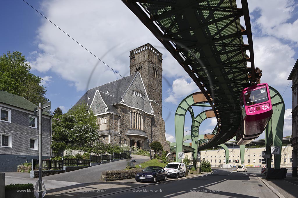 Wuppertal Elberfeld, Sonnborn, Schwebebahn mit Sonnborner Hauptkirche; Wuppertal Elberfeld, Sonnborn, cable railway and church Sonnborner Hauptkirche.