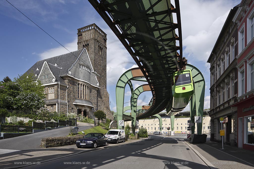 Wuppertal Elberfeld, Sonnborn, Schwebebahn mit Sonnborner Hauptkirche; Wuppertal Elberfeld, Sonnborn, cable railway and church Sonnborner Hauptkirche.