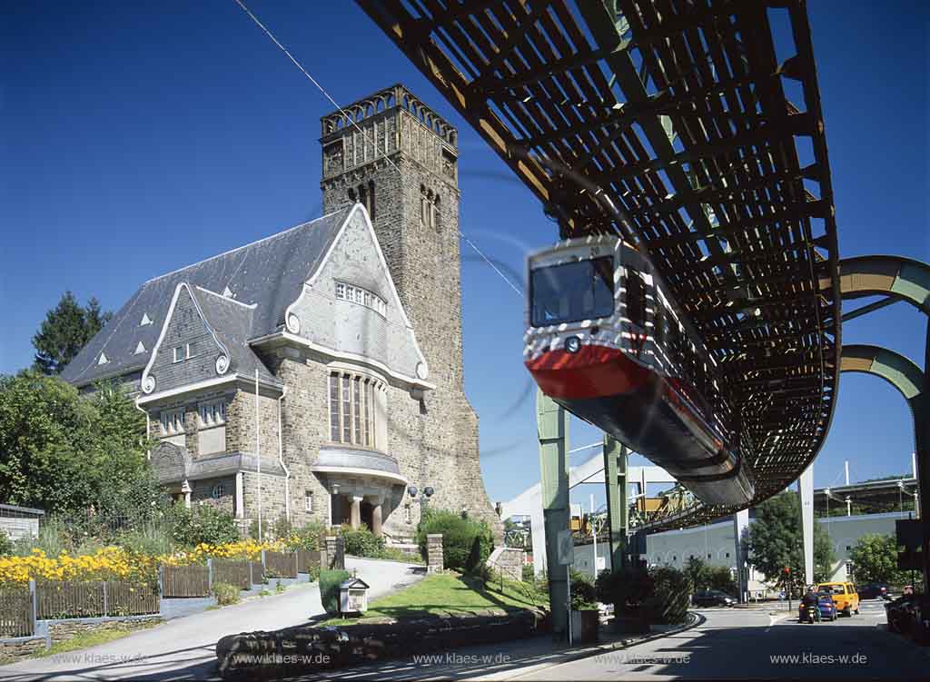 Elberfeld, Wuppertal, Sonnborn, Regierungsbezirk Dsseldorf, Duesseldorf, Blick auf Schwebebahn mit Sicht zur Hauptkirche