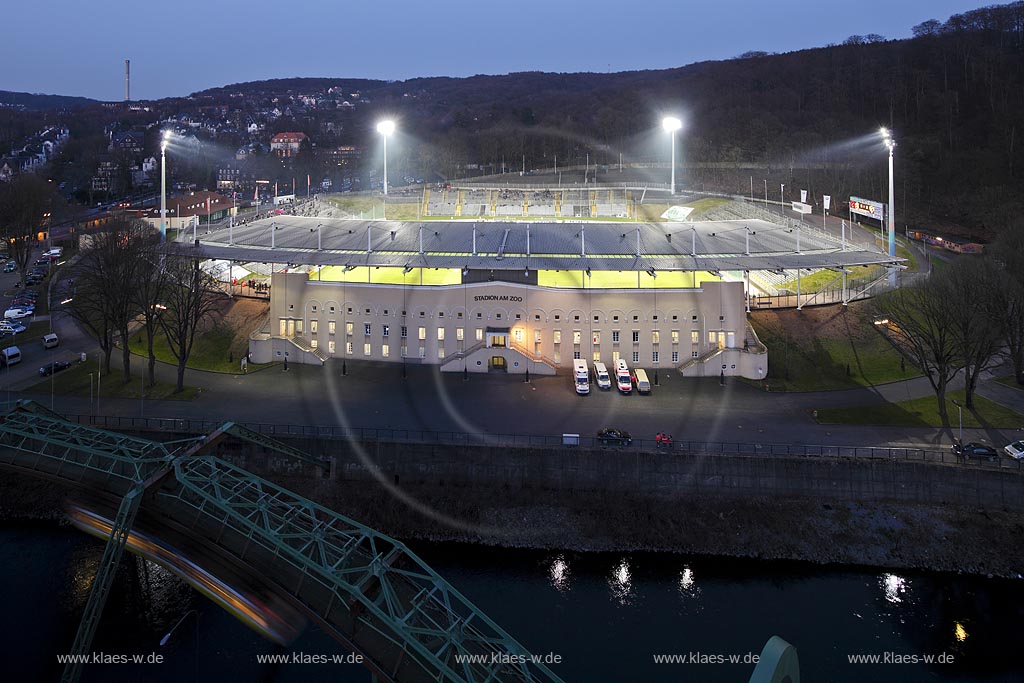 Wuppertal Elberfald, Stadion am Zoo mit der denkmalgeschuetzten Schildwand, illuminirt waehrend der blauen Stunde, im Vordergrund das Metallgeruest der Schwebebahn; Wuppertal Elberfald Stadium at Zoo during blue hour, illuminated. In front the aerial tramway.