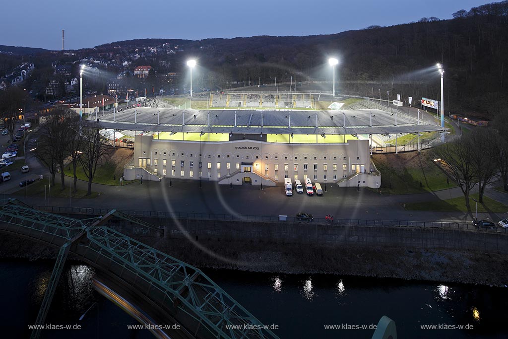 Wuppertal Elberfald, Stadion am Zoo mit der denkmalgeschuetzten Schildwand, illuminirt waehrend der blauen Stunde, im Vordergrund das Metallgeruest der Schwebebahn; Wuppertal Elberfald Stadium at Zoo during blue hour, illuminated. In front the aerial tramway.