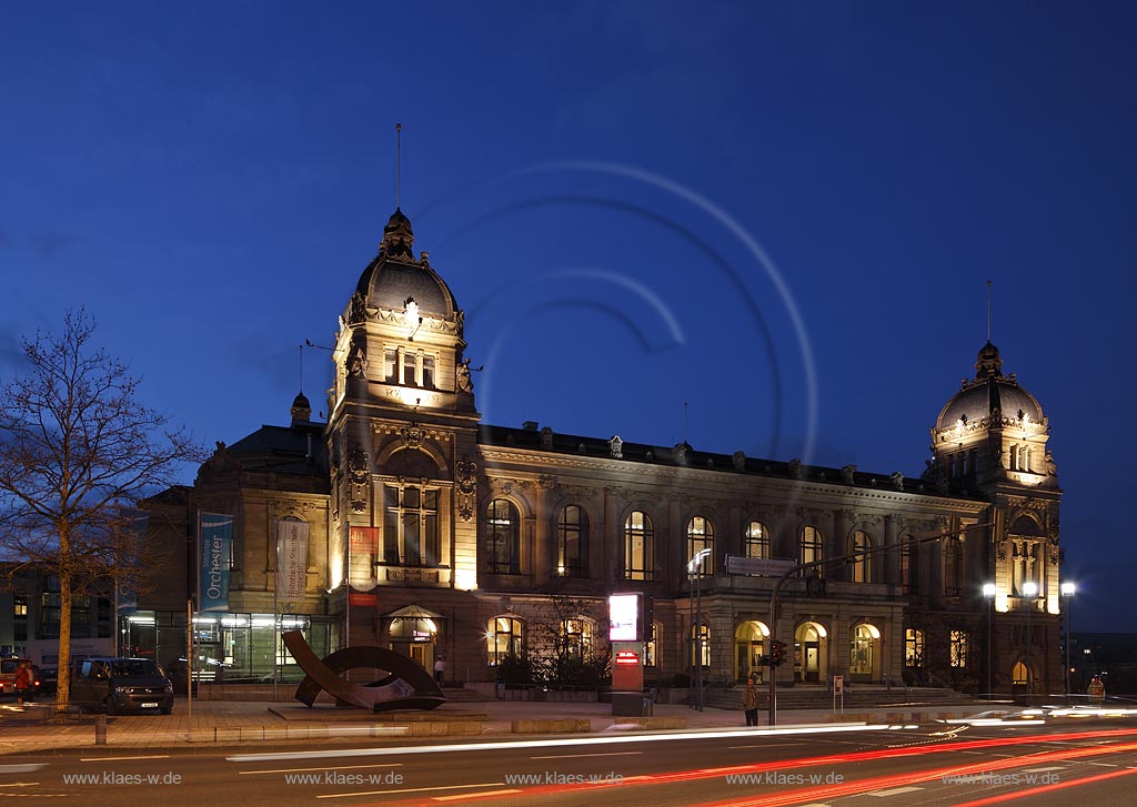 Wuppertal Elberfeld, Johannisberg die historische Stadthalle waehrend der blauen Stunde, illumiert, von innen und aussen beleuchtet waehrend einer Veranstaltung; Historism city hall of Wuppertal during blue hour