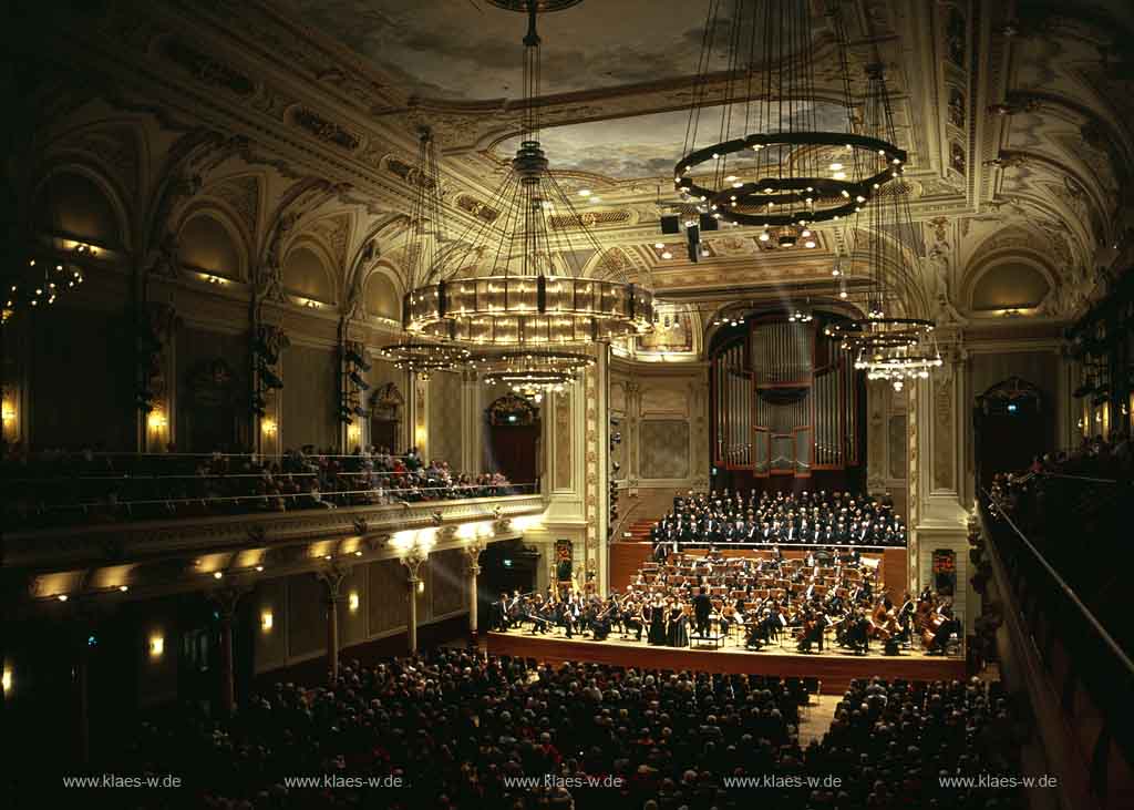 Elberfeld, Wuppertal, Regierungsbezirk Dsseldorf, Duesseldorf, Blick in Historische Stadthalle im Baustil der Neorenaissance auf Sinfonieorchester und Publikum beim Sinfoniekonzert 